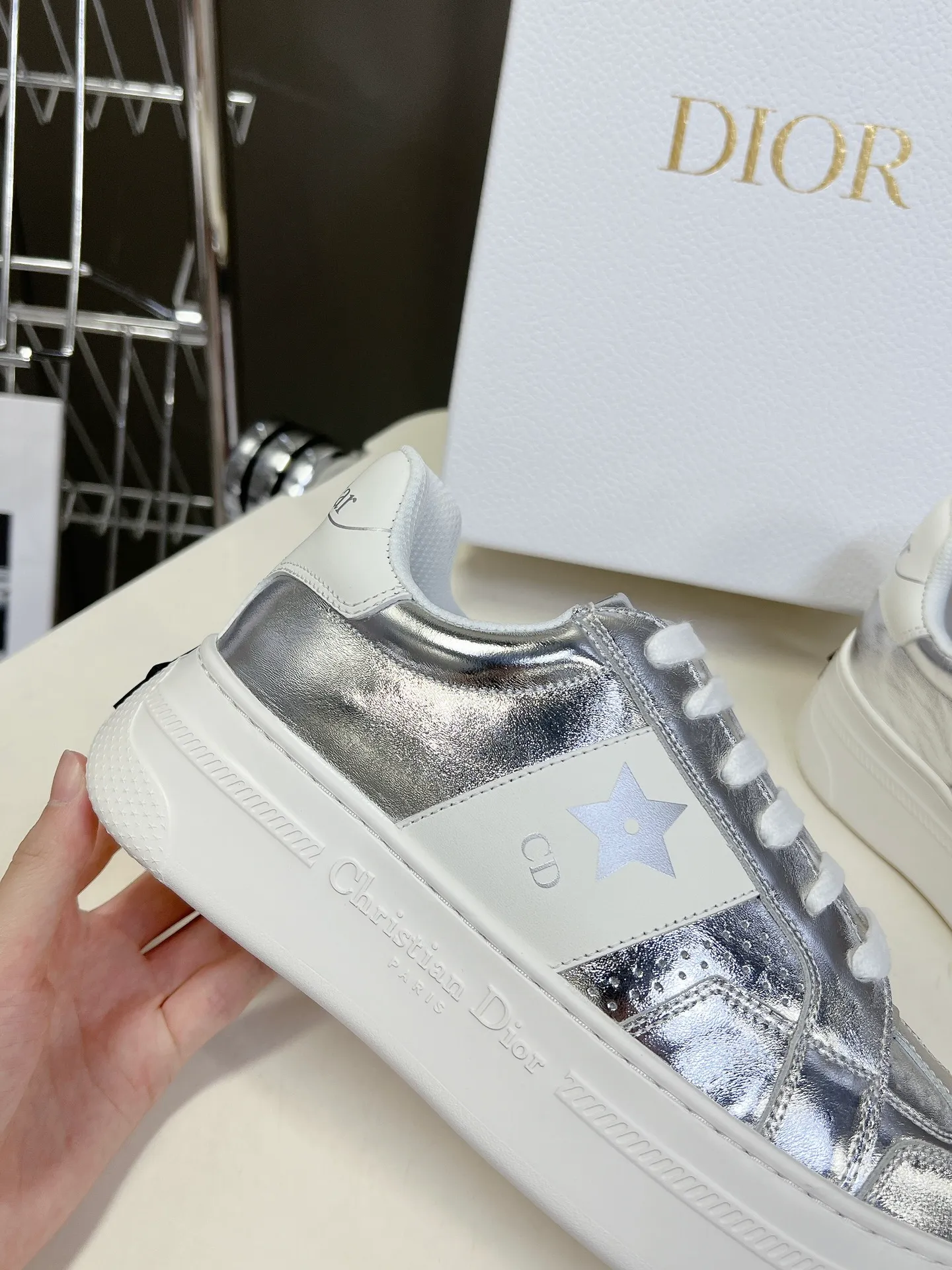 👟👟Ex-factory price 640👟👟 Dior's new platform shoes thick-soled casual shoes. Purchased and developed from Taikoo Hui RMB 16,400. These Dior Star sneakers continue the timeless silhouette and are carefully made of cow leather, so they are particularly comfortable on the feet. They are decorated with tonal suede panels and metal stars to decorate the lace eyelets to enhance the style. The lightweight style is matched with the "Christian Dior" logo thin sole, suitable for all seasons, and can be matched with all kinds of casual looks to add a finishing touch. Classic and super durable. The upper is stitched with cowhide. The original IP outsole height is 4CM. Size: 35-41. A full set of counter synchronized gift boxes 💝 packaging